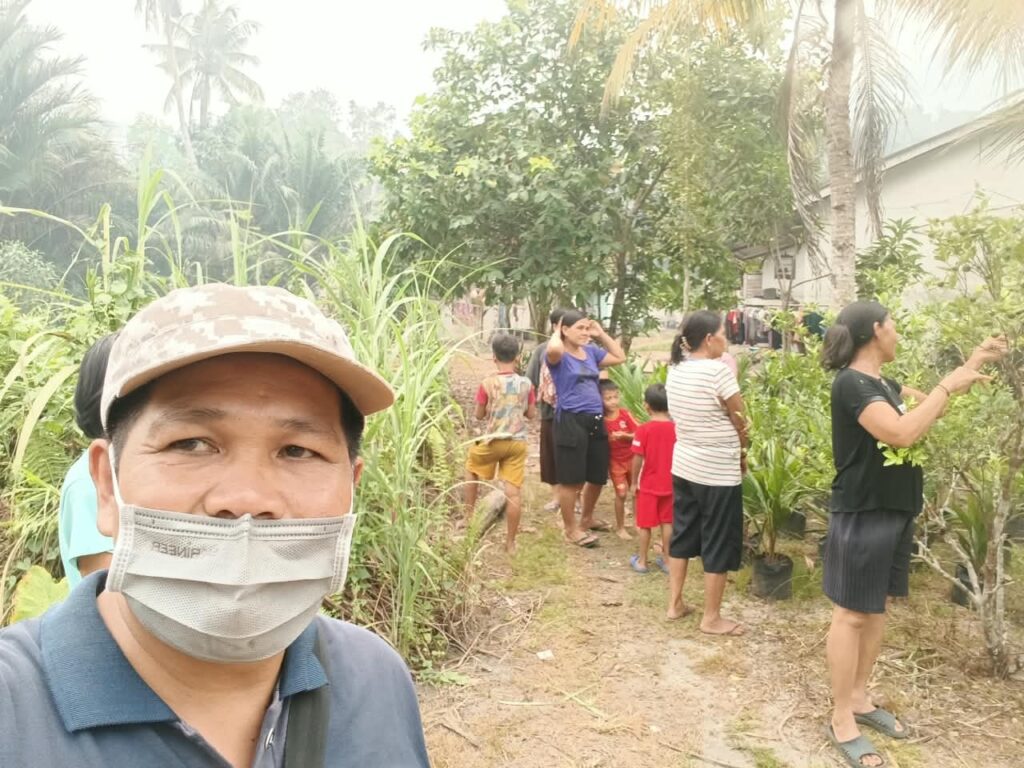 Kepala Desa Cempedak, Gregorius Kilung, S.Pd., mengapresiasi antusiasme dan semangat gotong royong warga RT 002 Ngkareh Mayak dalam menyambut kehadiran PLN di wilayah tersebut.