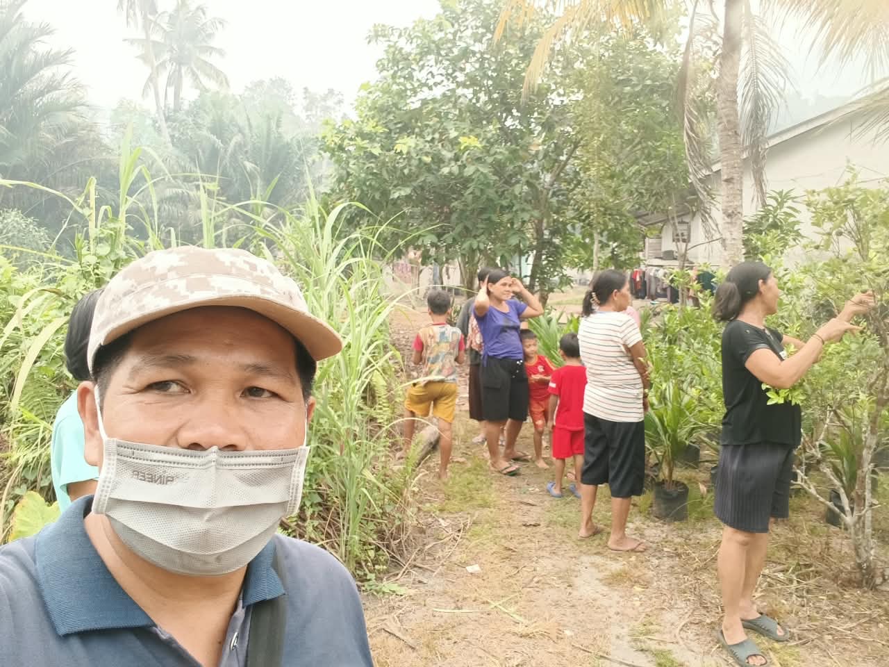 Kepala Desa Cempedak, Gregorius Kilung, S.Pd., mengapresiasi antusiasme dan semangat gotong royong warga RT 002 Ngkareh Mayak dalam menyambut kehadiran PLN di wilayah tersebut.